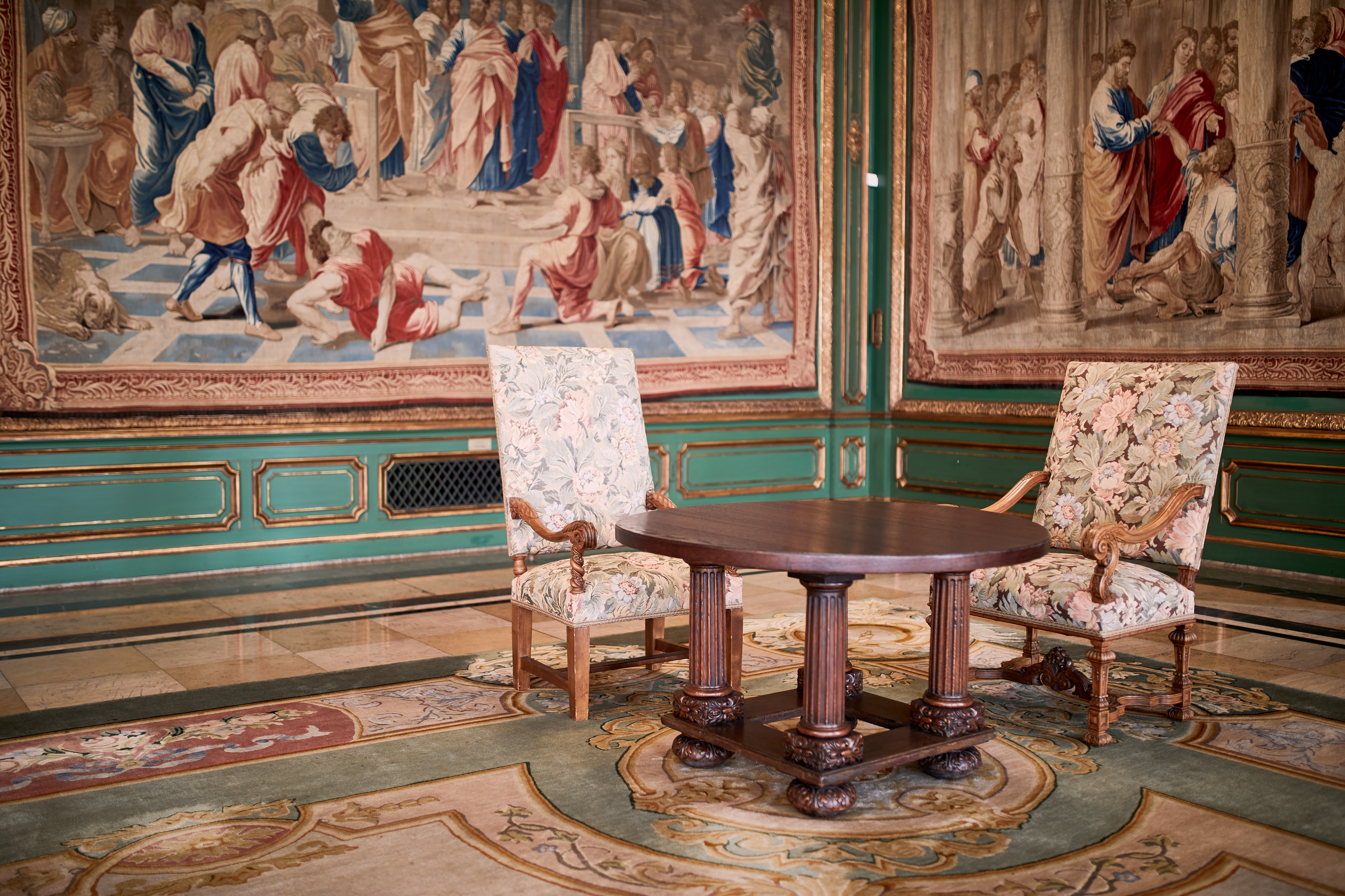 Today’s Garden Hall was redesigned from 1913 to 1916 and opulently decorated with chandeliers and tapestries. Originally planned as a single-storey winter garden, it served as a connecting structure between the Large and Small House of Villa Hügel. – © Krupp-Stiftung/ Peter Gwiazda Today’s Garden Hall was redesigned from 1913 to 1916 and opulently decorated with chandeliers and tapestries. Originally planned as a single-storey winter garden, it served as a connecting structure between the Large and Small House of Villa Hügel. – © Krupp-Stiftung/ Peter Gwiazda