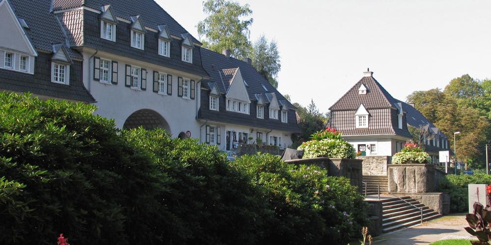 The bridgehead building with its gatehouse is the entrance to the estate. Behind it, the most prestigious part of Margarethenhöhe is located on the road “Steile Straße”. – © Manfred Raub The bridgehead building with its gatehouse is the entrance to the estate. Behind it, the most prestigious part of Margarethenhöhe is located on the road “Steile Straße”. – © Manfred Raub