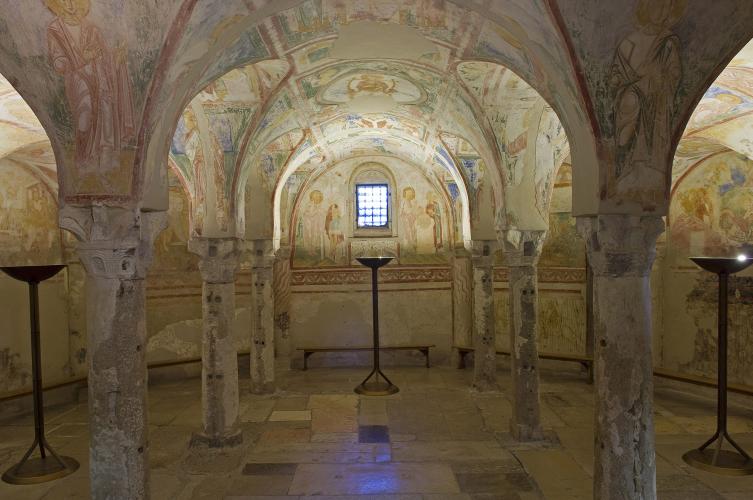 The crypt below the main altar of the church, with its walls and ceiling entirely lined with a majestic cycle of frescoes dating back to the late 12th century. – © Gianluca Baronchelli