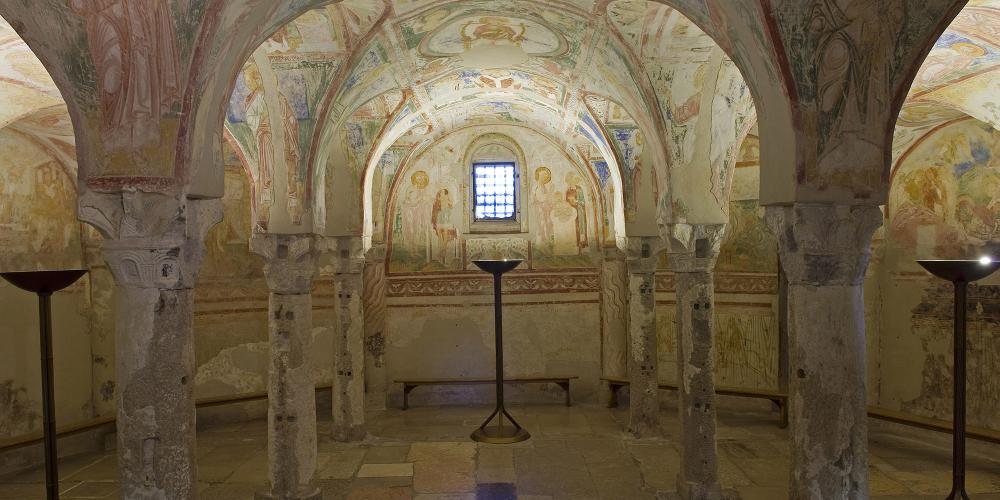 The crypt below the main altar of the church, with its walls and ceiling entirely lined with a majestic cycle of frescoes dating back to the late 12th century. – © Gianluca Baronchelli The crypt below the main altar of the church, with its walls and ceiling entirely lined with a majestic cycle of frescoes dating back to the late 12th century. – © Gianluca Baronchelli