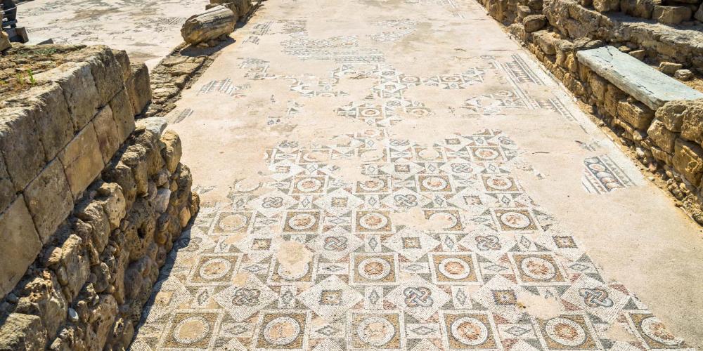 Le sol de la basilique était recouvert de mosaïques polychromes, certaines ont été préservées. – © Michael Turtle