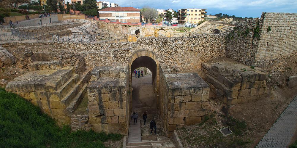 There are two three-metre-wide gateways that lead outside. The porta triumphalis, where the gladiators entered, and the porta libitinensis,
from where the fallen where removed. – © Manel Antoli RV Edipress / Tarragona Tourist Board