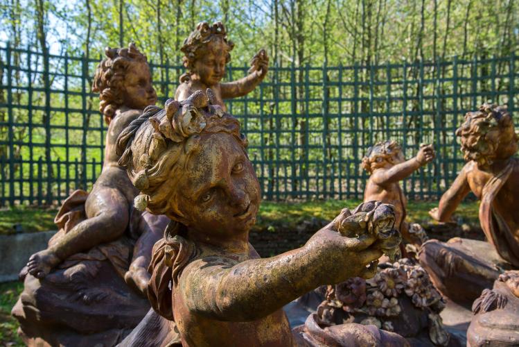 Restored in the 1940s and 1980s, the Golden Children's Fountain was badly damaged in the storm of 1999. – © Thomas Garnier