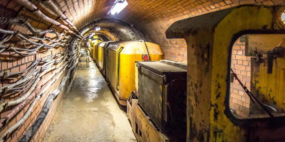 In this area, the film crew set up a complete refugee camp with provisional beds, simple furniture, suitcases, etc. At 8:00 a.m. it still looked like in the picture, at 11:00 a.m. one had the feeling of being in a refugee camp at the end of the Second World War. People with meagre belongings in all corners and niches of this stretch... – © Michael Turtle In this area, the film crew set up a complete refugee camp with provisional beds, simple furniture, suitcases, etc. At 8:00 a.m. it still looked like in the picture, at 11:00 a.m. one had the feeling of being in a refugee camp at the end of the Second World War. People with meagre belongings in all corners and niches of this stretch... – © Michael Turtle