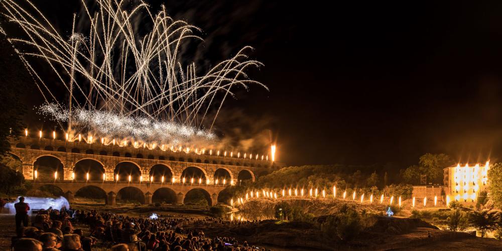 Les Fééries du Pont sont un incroyable spectacle de sons et lumières qui a lieu en juin - et l'un parmi de nombreux événements du site du patrimoine mondial Pont du Gard. – © Nicolas Chavance / Groupe F