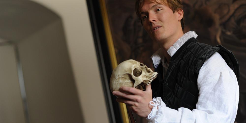 Hamlet in the iconic “to be, or not to be” scene with the skull of Yorick, his long-deceased jester. – © Tobias Fonsmark / Kronborg Slot