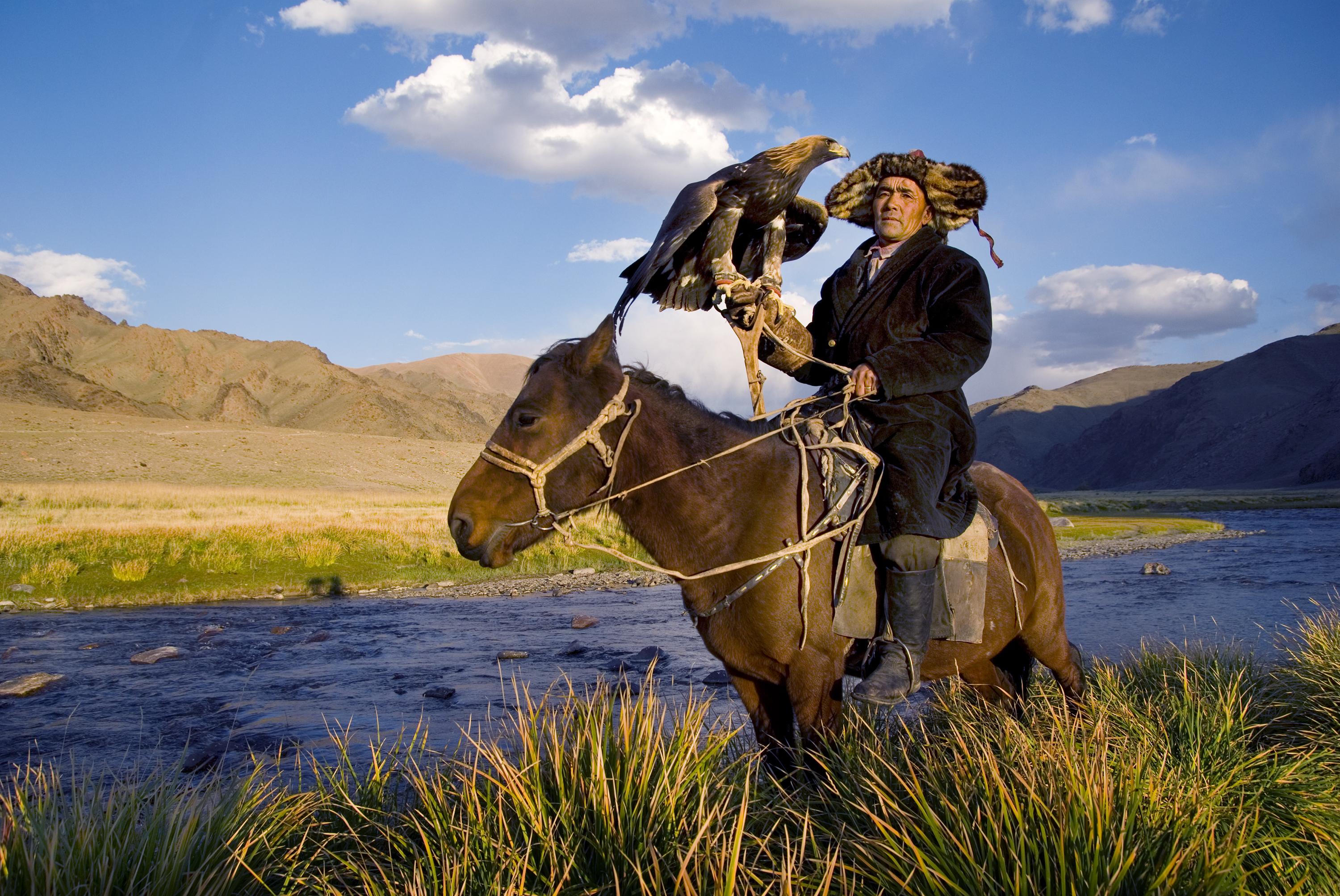 Kazakh Eagle hunter © Rawpixel.com / Shutterstock
