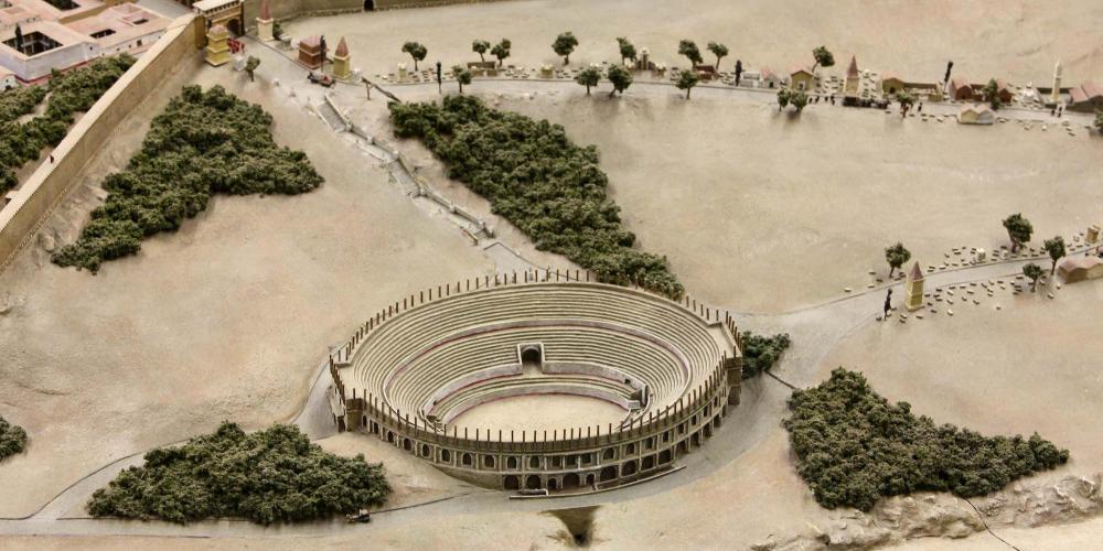 The city reached the peak of its expansion in the 2nd century, when the third of the show buildings was built: the Amphitheatre. It sits outside the walls, to
the east of the city and close to the sea. – © Manel R. Granell
