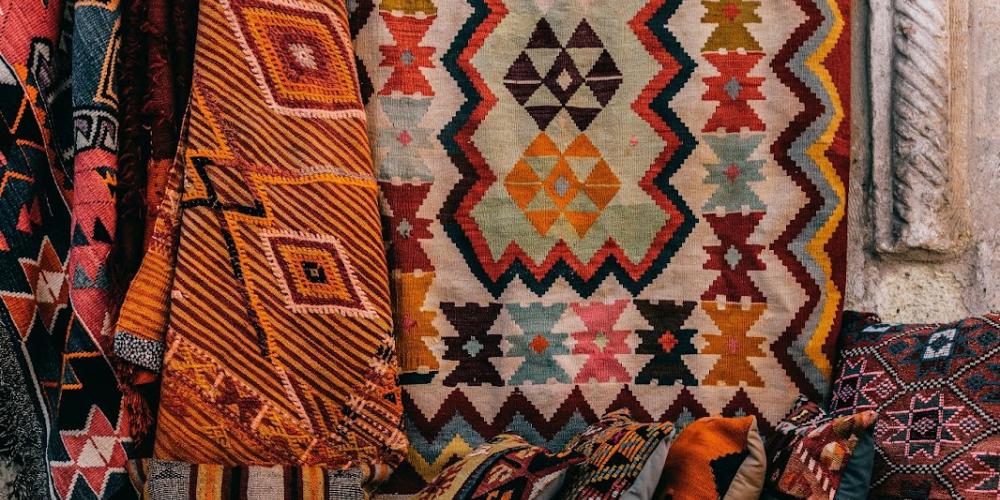 Traditional handmade silk carpets and cushion covers – © Meruyert Gonullu / Pexels