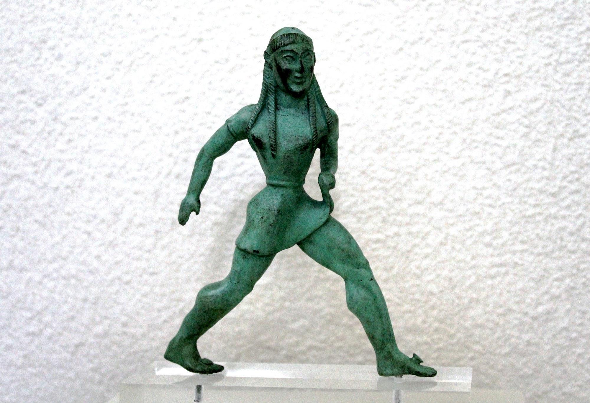 Βronze statuette of a girl competing in a foot race (Museum of the History of the Olympic Games). – © Hellenic Ministry of Culture and Sports / Ephorate of Antiquities of Ilia