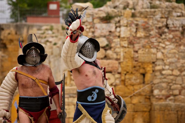 Tarragona's visitors experience the city's Roman past with historical re-enactments. Relive the gladiatorial battles in the Amphitheatre during Tarraco Viva. – © Rafael López-Monné / Tarragona Turisme