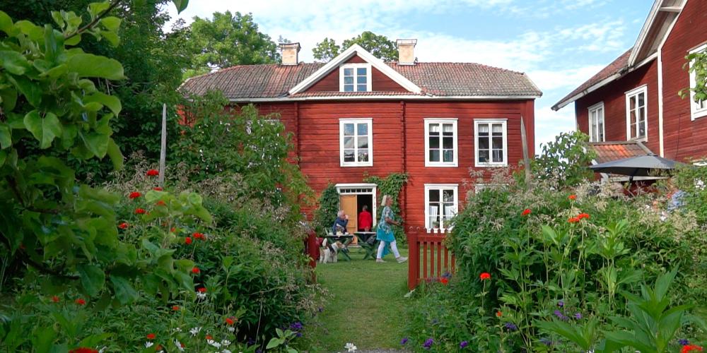 Locals and people from all over the world enjoy the decorative farmhouse of Erik-Anders in the warm summer months. – © Niklas Lundqvist