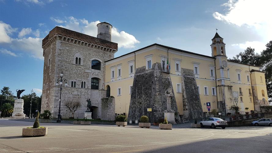 贝内文托城堡或Rocca dei Rettori（教区堡垒）位于历史中心的最高点。 建筑由两个独立的楼体组成：由伦巴第建造的多角塔楼，历经了连年翻新，以及三层的主楼，其中的古老细节，如巴比肯的两侧都加入了新古典主义元素。 – © Comune di Benevento