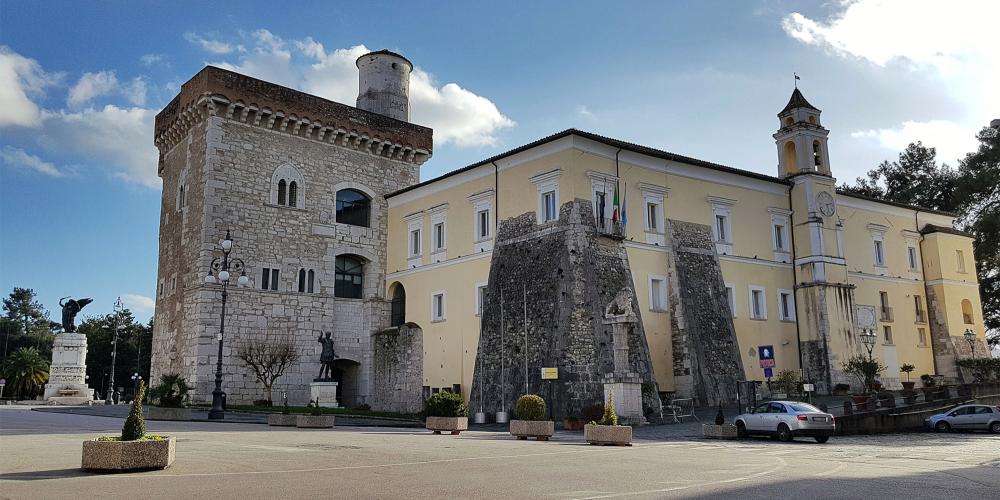 The Castle of Benevento or Rocca dei Rettori (Fortress of the Rectors) rises at the highest point of the historical centre. The building consists of two separate bodies: the angular Torrione, built by the Longobards, renovated in successive periods, and The Palatium, on three floors, where ancient details like barbicans are flanked with neoclassical elements. – © Comune di Benevento