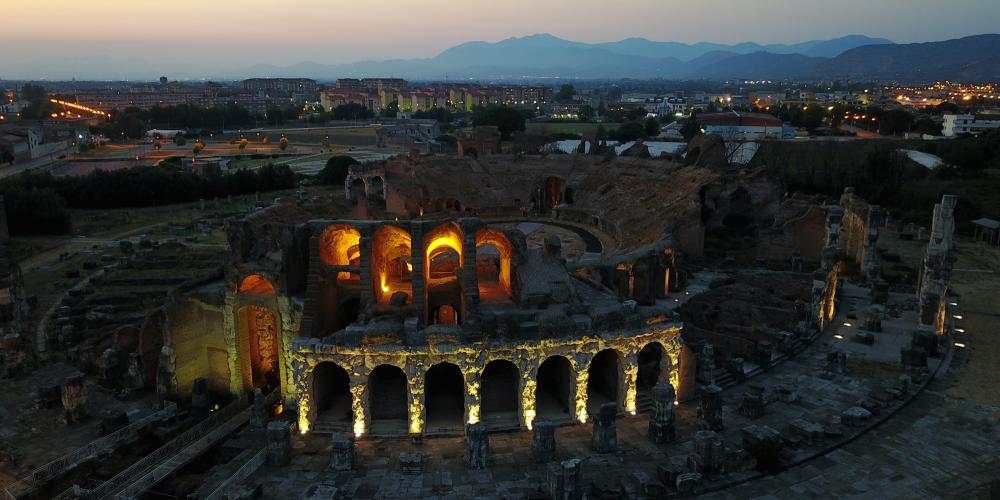 Amphitheater dawn view. – © Ortensio Fabozzi