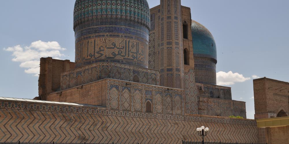 Magnificent Islamic architecture with calligraphy and blue patterned domes in Samarkand, Uzbekistan – Photo by Idun Uhl Kotsani