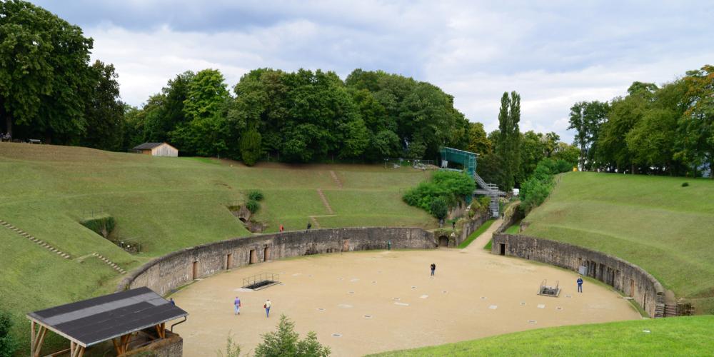 Après la fin de l'Empire romain, l'amphithéâtre ne fut plus utilisé pour les spectacles mais par les moines pour le stockage et comme source de pierres pour la construction de bâtiments. Plus tard, les plateaux ont été plantés de vignes. – © Thomas Zühmer Après la fin de l'Empire romain, l'amphithéâtre ne fut plus utilisé pour les spectacles mais par les moines pour le stockage et comme source de pierres pour la construction de bâtiments. Plus tard, les plateaux ont été plantés de vignes. – © Thomas Zühmer