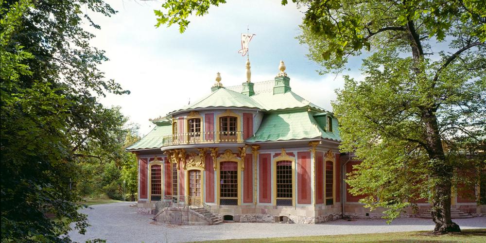 This small red gem lies in the middle of the green Swedish landscape. The Chinese Pavilion took its inspiration from another continent and was filled with exotic features. It was given to Queen Lovisa Ulrika for her birthday on 24 July 1753 by her husband, King Adolf Fredrik. – © Alexis Daflos