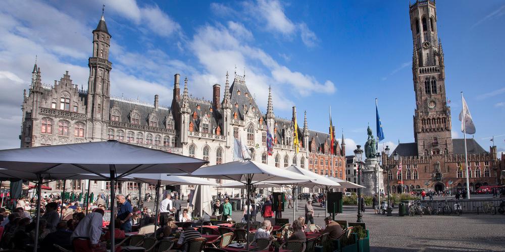 Market Square serves as the stage for a sunny day beneath the Belfry. – © Jan D'Hondt / VisitBruges