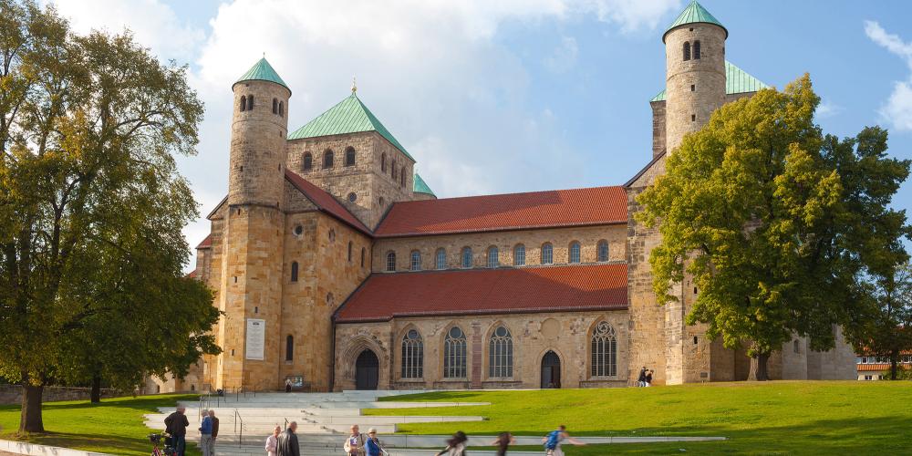 Pendant la Seconde Guerre mondiale, l'église Saint-Michel, un bâtiment roman pré-ottonien, a été détruite par des explosions et des bombardements aériens. De 2005 à 2010, son intérieur a été entièrement rénové. – © Hildesheim Marketing GmbH