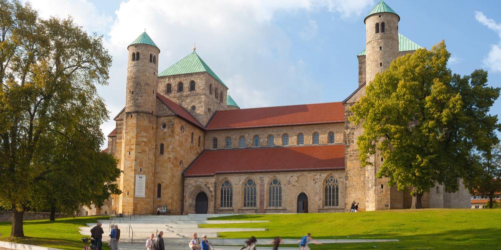 During the Second World War, St. Michael's Church—an Ottonian, pre-Romanesque church—was destroyed by explosives and firebombs during the air raids on Hildesheim. From 2005 to 2010, the interior of St. Michael was completely restored. – © Hildesheim Marketing GmbH During the Second World War, St. Michael's Church—an Ottonian, pre-Romanesque church—was destroyed by explosives and firebombs during the air raids on Hildesheim. From 2005 to 2010, the interior of St. Michael was completely restored. – © Hildesheim Marketing GmbH