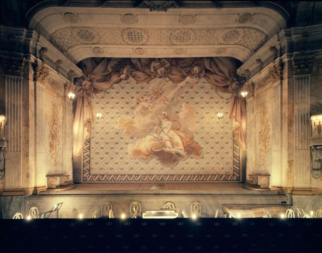 Bâti en 1766 à la demande de la reine Lovisa Ulrika, le théâtre a été construit avec des matériaux simples et décoré de manière fantaisiste avec de la peinture, du stuc et du papier mâché. La machinerie en bois est actionnée à la main. Le roi Gustave III l'utilisa jusqu'à sa mort en 1792. Il fut redécouvert en 1921. – © Alexis Daflos