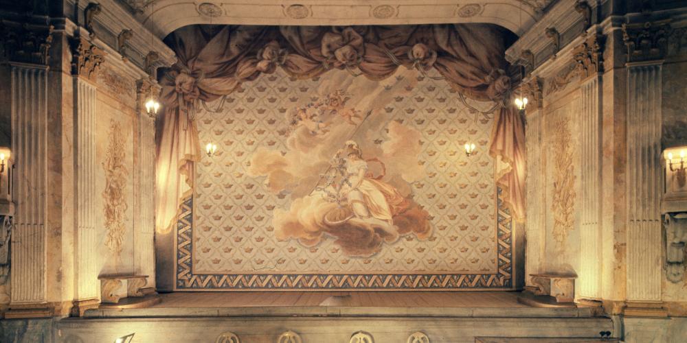 Bâti en 1766 à la demande de la reine Lovisa Ulrika, le théâtre a été construit avec des matériaux simples et décoré de manière fantaisiste avec de la peinture, du stuc et du papier mâché. La machinerie en bois est actionnée à la main. Le roi Gustave III l'utilisa jusqu'à sa mort en 1792. Il fut redécouvert en 1921. – © Alexis Daflos