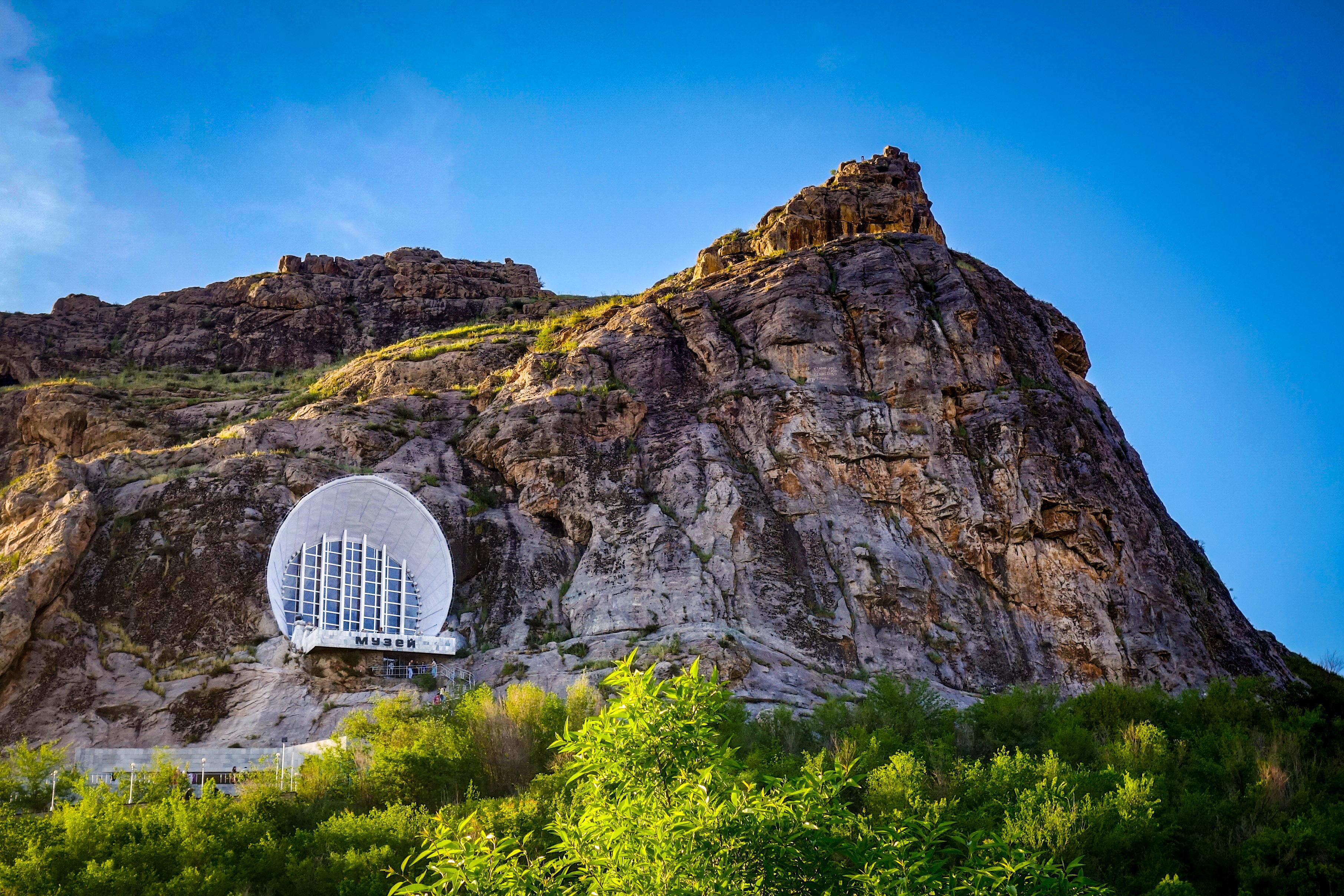 View of the Cave Museum and the mountain peak
Photo by Kylie Nicholson / Shutterstock
