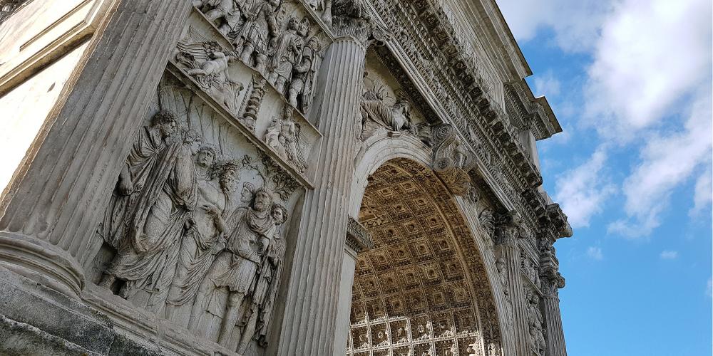 The Arch of Trajan was built between 114 and 117 in honour of the pacification of the German border by Trajan. – © Comune di Benevento