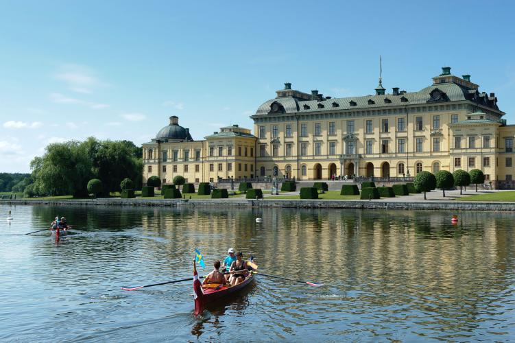 Une promenade en bateau est l'une des meilleures façons de découvrir Drottningholm. – © Gomer Swahn