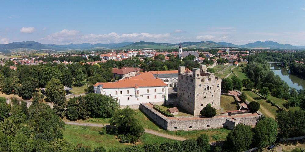 The castle district, with Zemplén mountains in the back. – © Laszlo Varadi