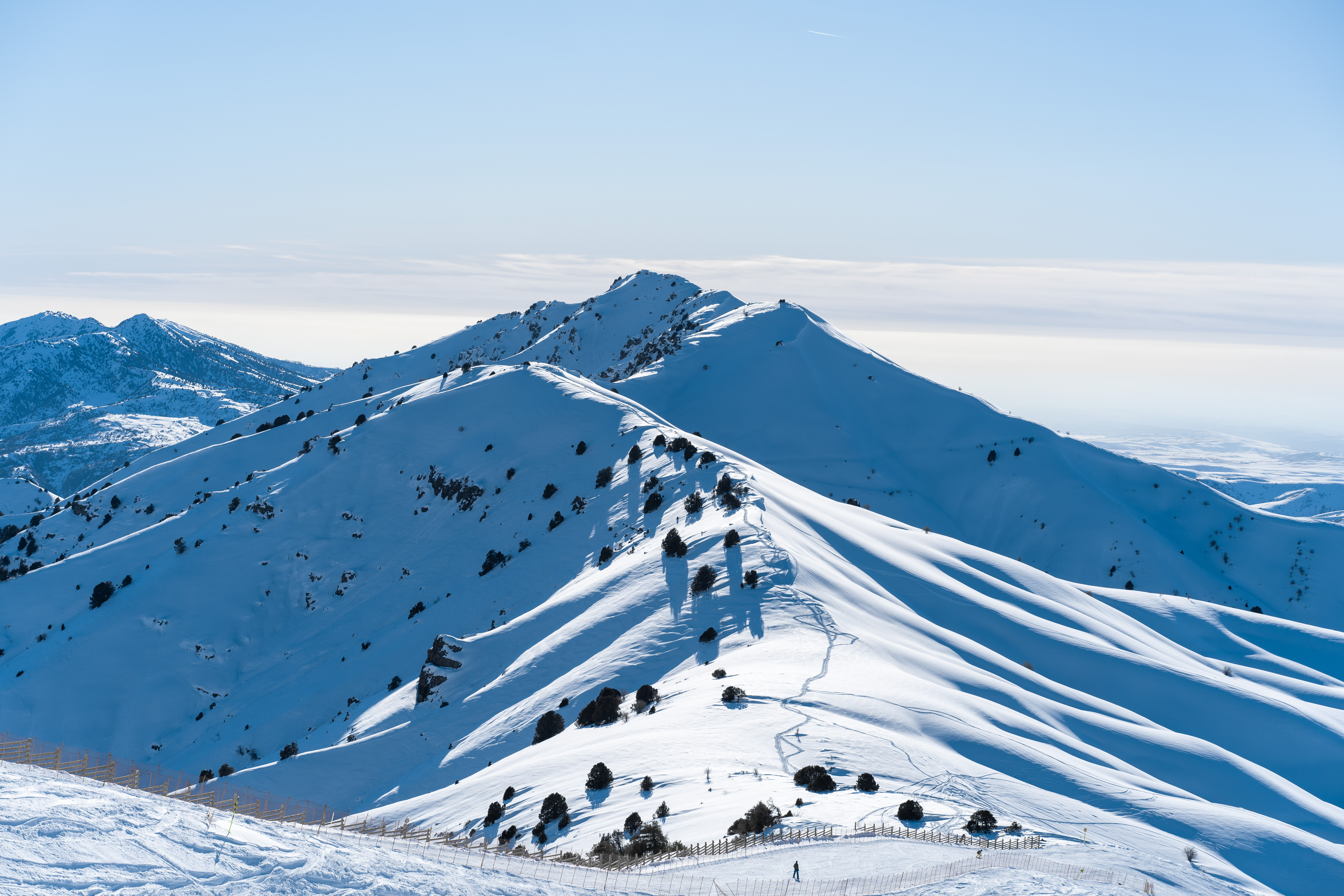Ski slope in Chimgan region of the Tian Shan mountain range near Taskent city in Uzbekistan – © Pratish Halady / Shutterstock