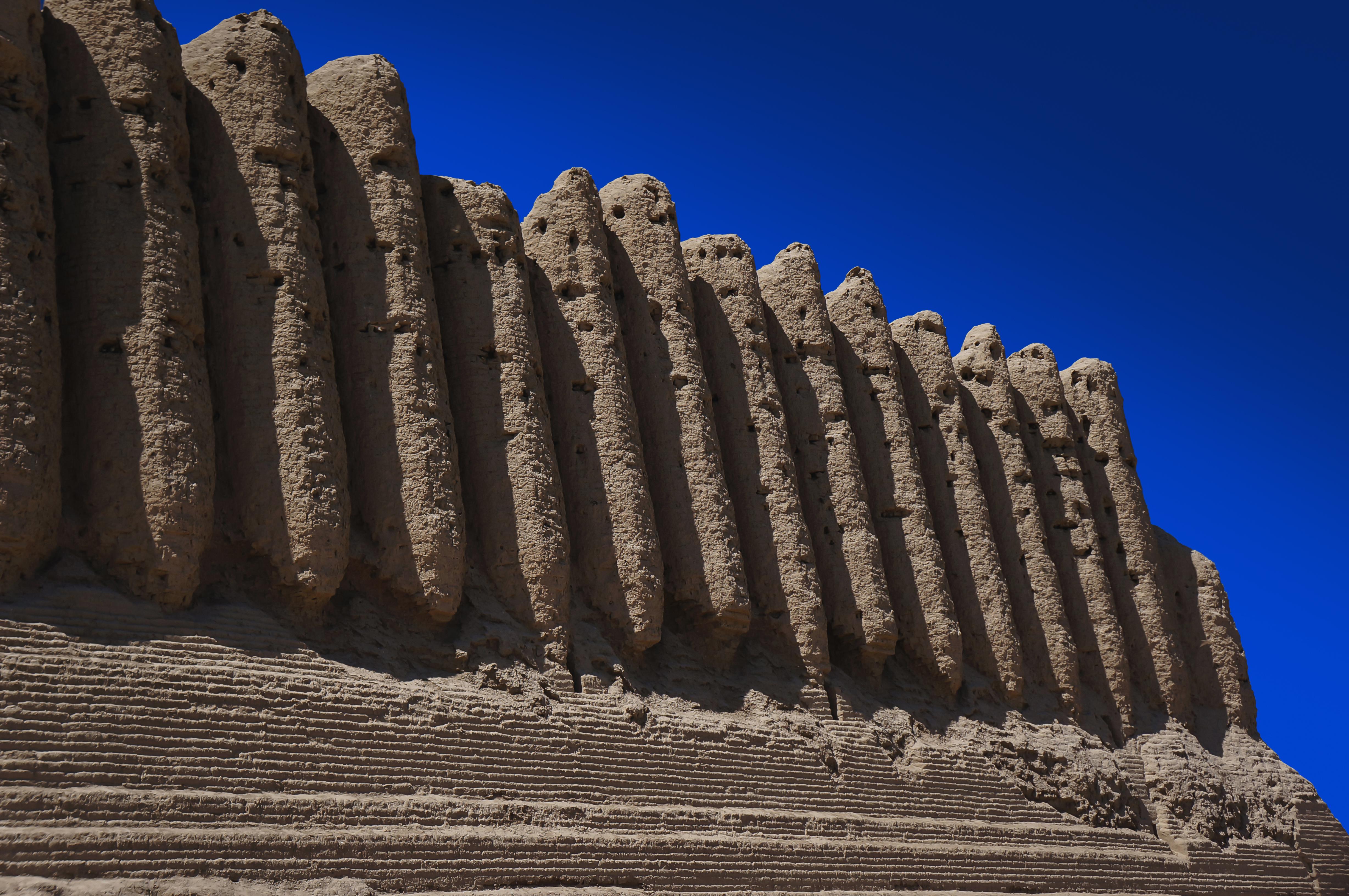 Side view of Great Kyz Qala © Ron Ramtang / Shutterstock