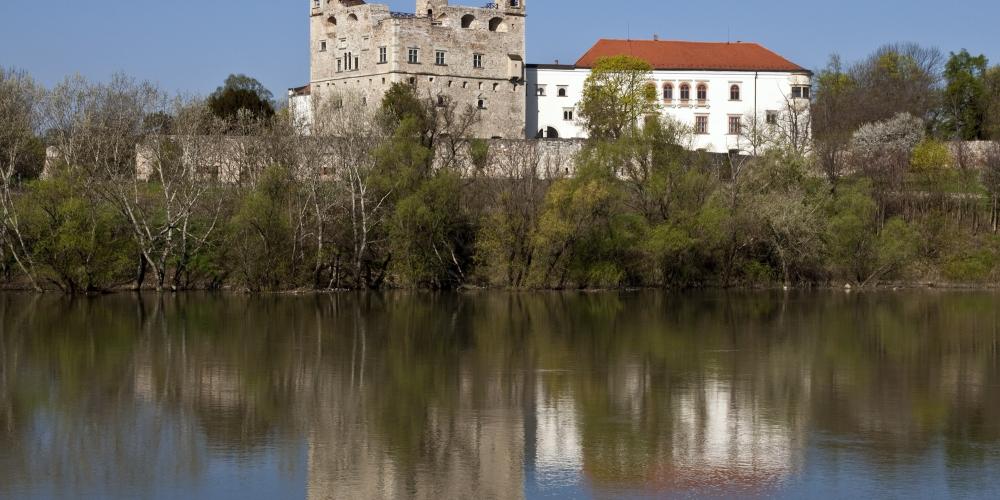 Red tower from the Bodrog river. This is the oldest part of the castle from the XVI century. – © Laszlo Varadi