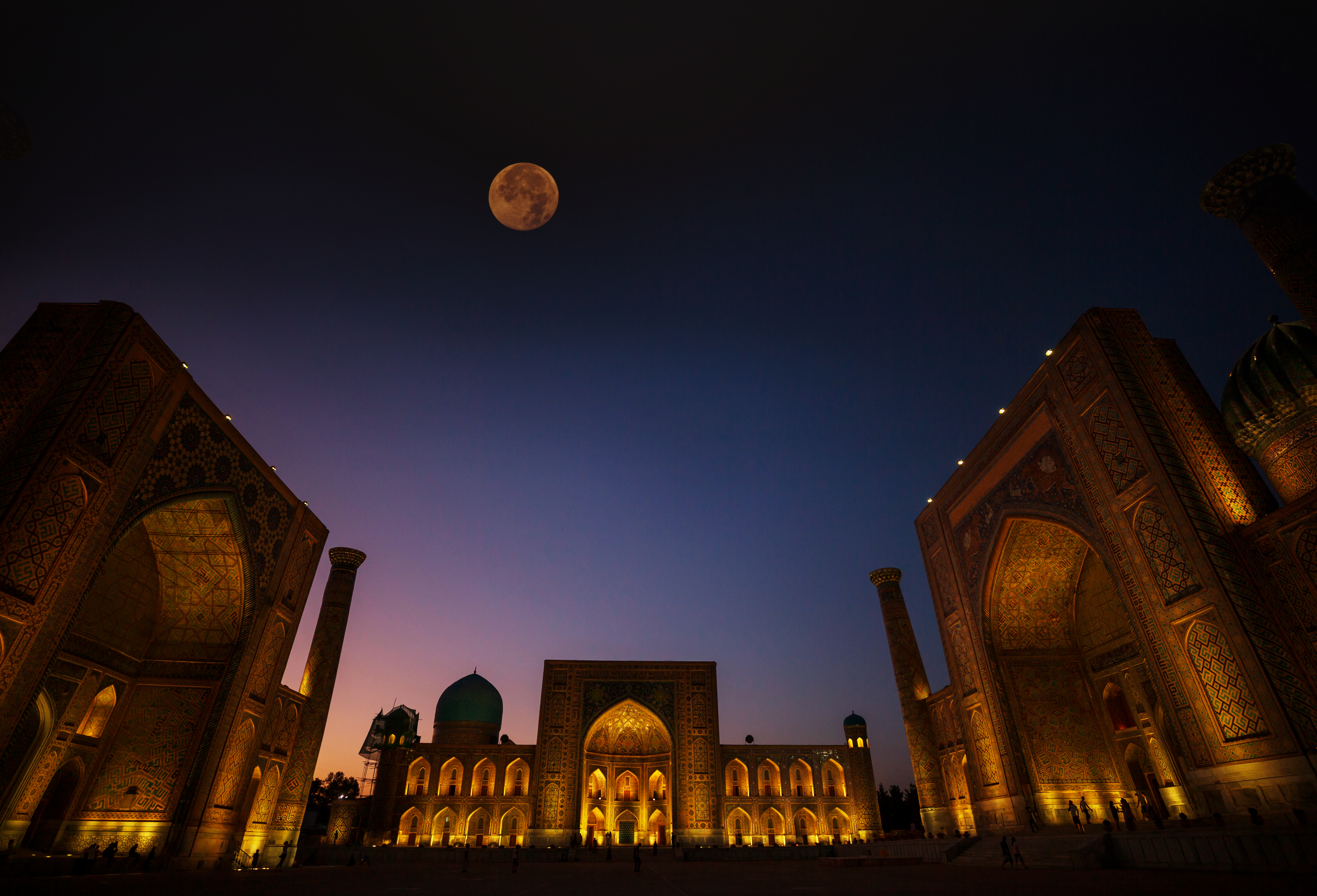 The Registan by night © high fliers / Shutterstock