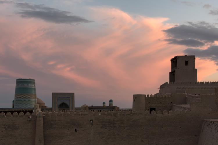 Beautiful sunset above walls (battlements) of old town Itchan Kala and Kuhna Ark fortress. Khiva, Uzbekistan – © Kirill Skorobogatko / Shutterstock