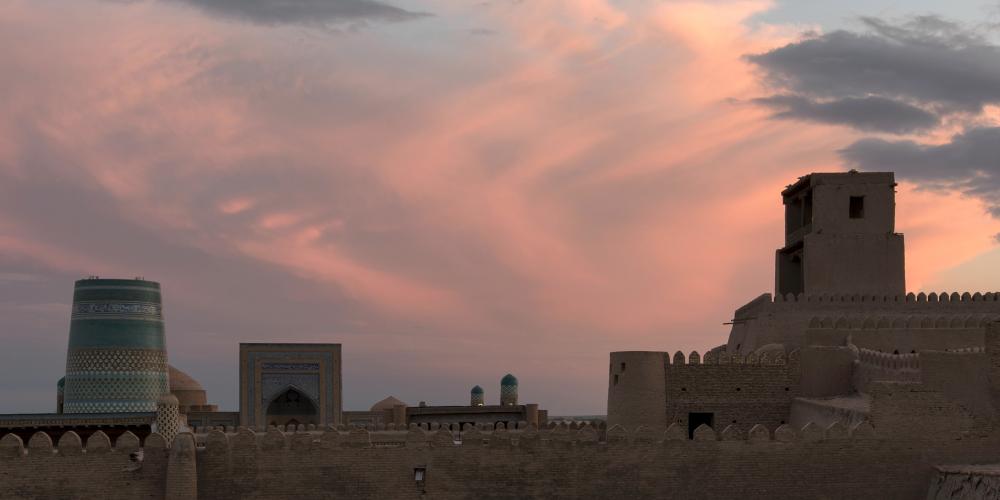 Beautiful sunset above walls (battlements) of old town Itchan Kala and Kuhna Ark fortress. Khiva, Uzbekistan – © Kirill Skorobogatko / Shutterstock Beautiful sunset above walls (battlements) of old town Itchan Kala and Kuhna Ark fortress. Khiva, Uzbekistan – © Kirill Skorobogatko / Shutterstock