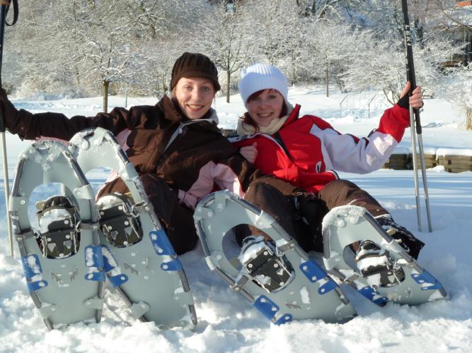 Les promenades en raquette sont une bonne idée d'activité hivernale amusante. Faciles à apprendre, les raquettes peuvent être appréciées à toute âge et quelque soit sa condition physique, sans expérience préalable. – © HAHNENKLEE tourismus marketing gmbh