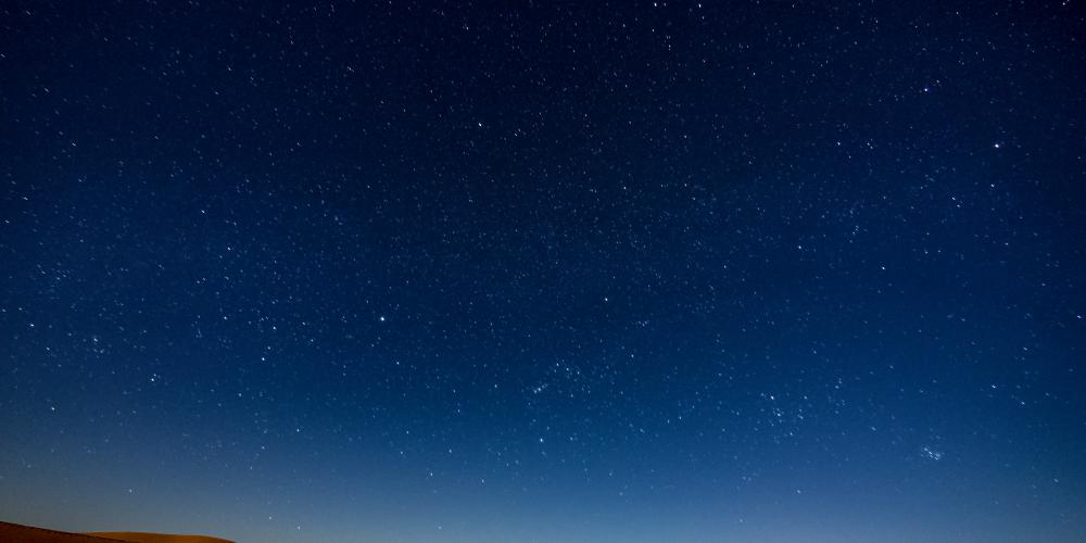 A sky full of starts in Lut Desert. – © doleesi / Shutterstock