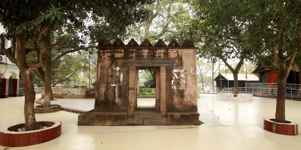 Mughal gate entry to mausoleum of Shah Sultan Mahisawar Balkhi, Mahasthangarh, Bogura. – © Julfiker Ahmed Mughal gate entry to mausoleum of Shah Sultan Mahisawar Balkhi, Mahasthangarh, Bogura. – © Julfiker Ahmed