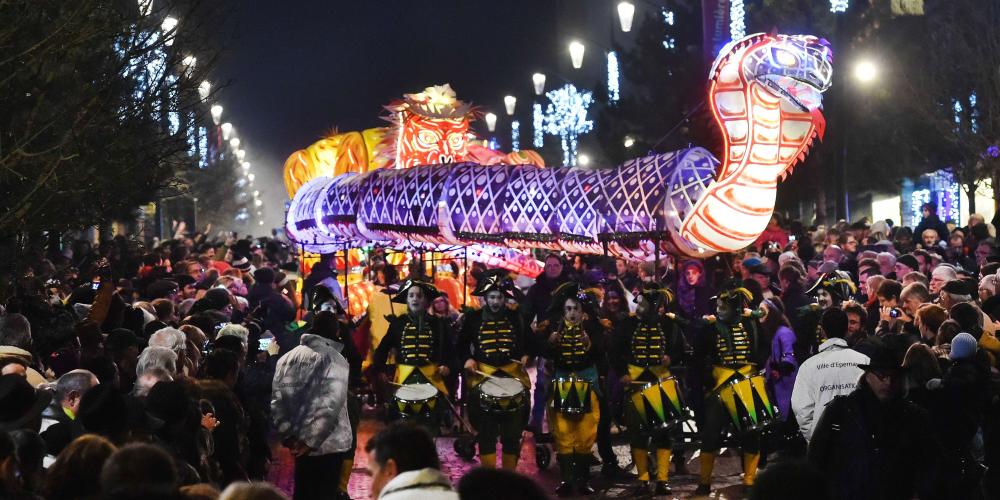 Artistic companies animate the Avenue de Champagne during a parade of street art. – © Michel Jolyot / Collection Ville d’Epernay