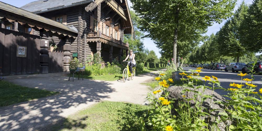 Les bâtiments comportent une partie en rondins qui leur donne un côté chalet. – © Andre Stiebitz / PMSG