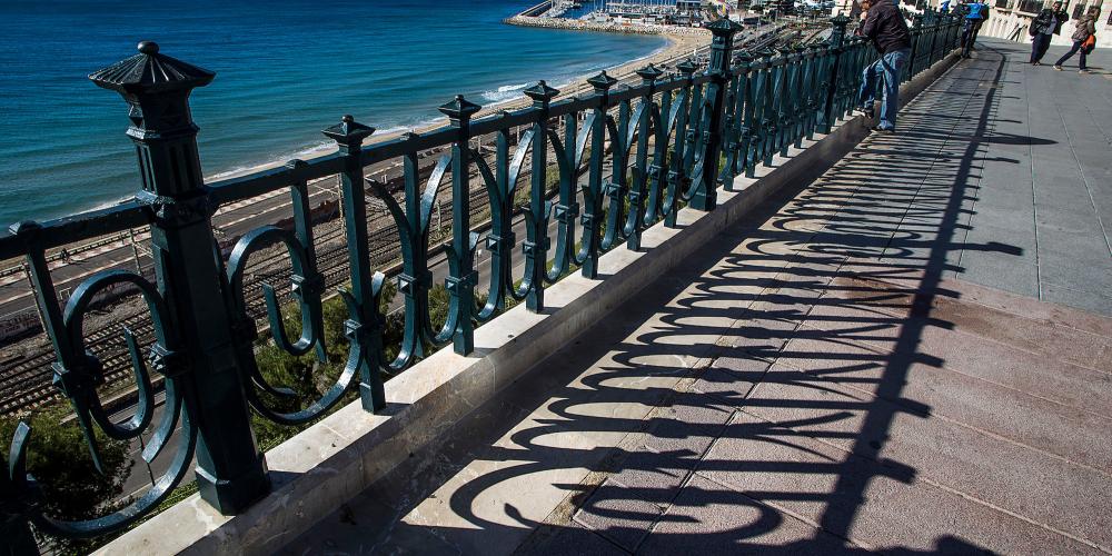 Located at the top of Rambla Nova, this airy “balcony” offers a splendid view of the Mediterranean, the Tarragona port, Platja del Miracle beach, and the ancient
Roman Amphitheatre. – © Manel Antoli RV Edipress / Tarragona Tourist Board