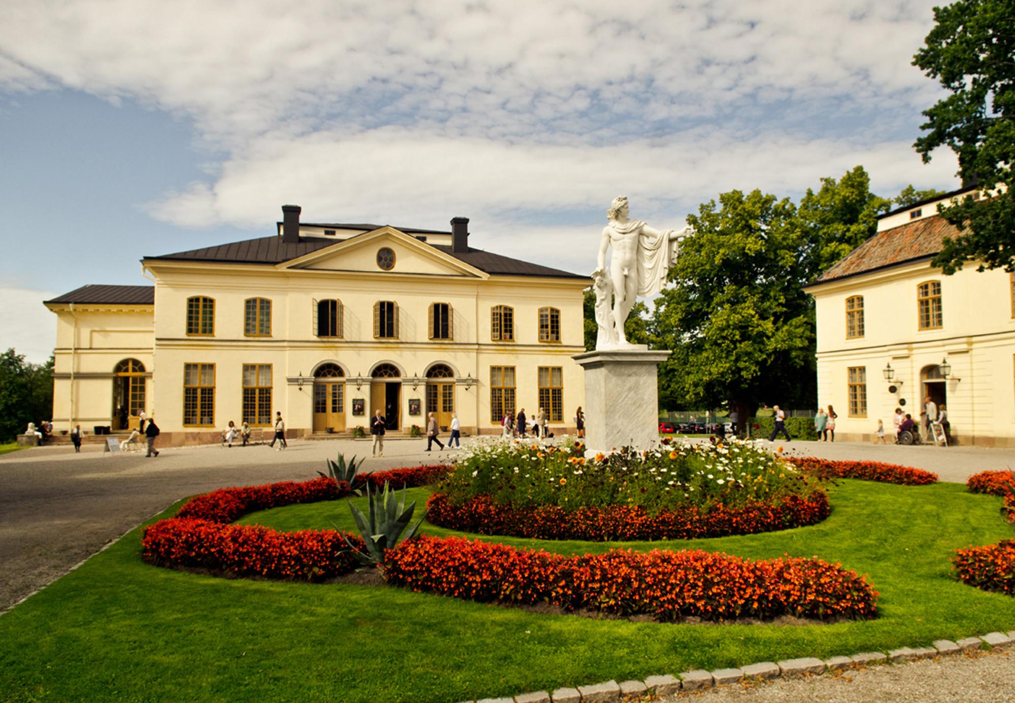 Statue of Apollo in the courtyard between the royal palace and theater. – © Elias Gammelgard