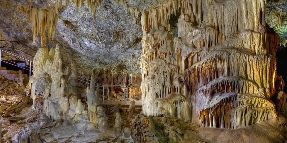 The stalactites of Kapsia Cave. – © P. Filippatou / Region of Peloponnese