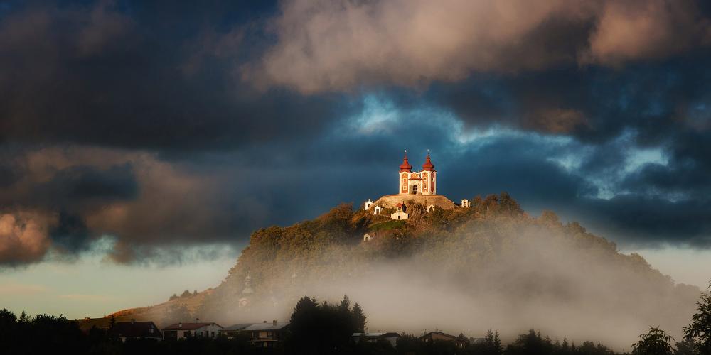 The steep ascent to the Upper Church is rewarded by a wonderful view of Banská Štiavnica and its surroundings. – © Maran Garai / Shutterstock The steep ascent to the Upper Church is rewarded by a wonderful view of Banská Štiavnica and its surroundings. – © Maran Garai / Shutterstock