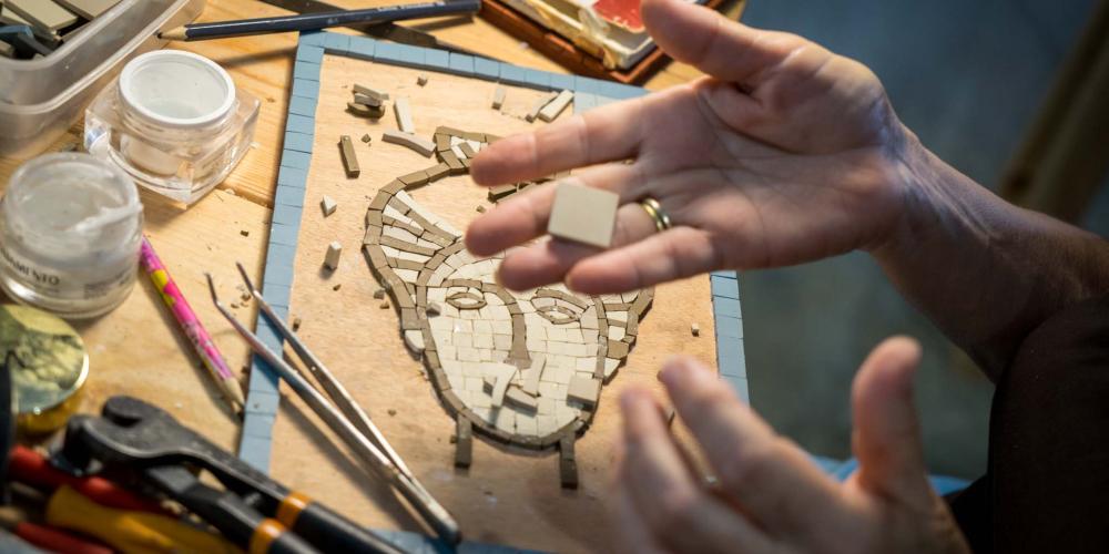 La longue tradition de fabrication de mosaïques est perpétuée par de nombreux artistes contemporains qui créent avec des techniques ancestrales. – © Michael Turtle