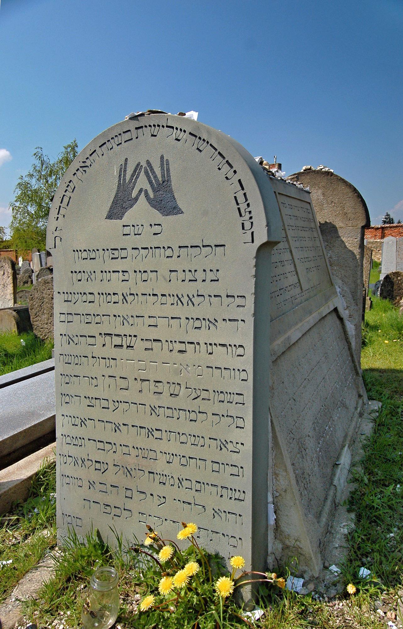 The grave of Rabbi Shakh at the Jewish cemetery and the synagogue in Holešov attract many visitors from all over the world. – © Vratislav Brázdil