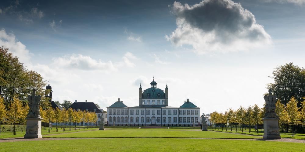 Fredensborg Palace presents classic beauty along geometric lines with clear-cut features, and light and clean buildings and roads. – © Thomas Rahbæk / SLKS Fredensborg Palace presents classic beauty along geometric lines with clear-cut features, and light and clean buildings and roads. – © Thomas Rahbæk / SLKS