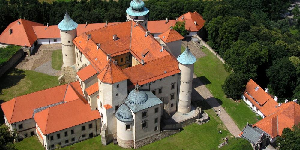 Erected in the late 14th century, Nowy Wiśnicz Castle and its surrounding bastion walls were expanded and renovated over the centuries, resulting in an interesting Baroque architectural style with Renaissance elements. – © Kawior / Wikimedia Foundation